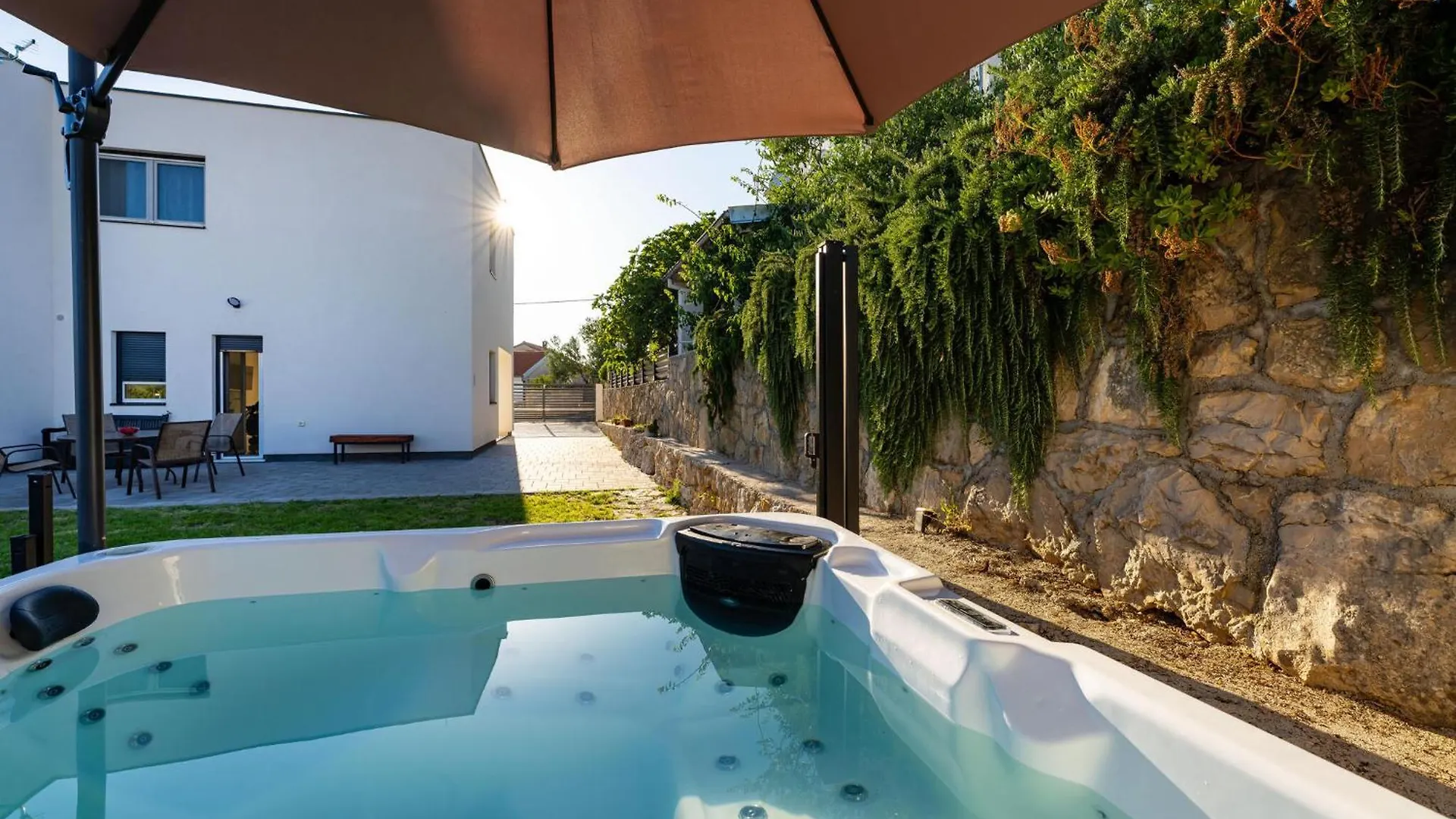 3 Bedroom Beautiful Home In Maslenica