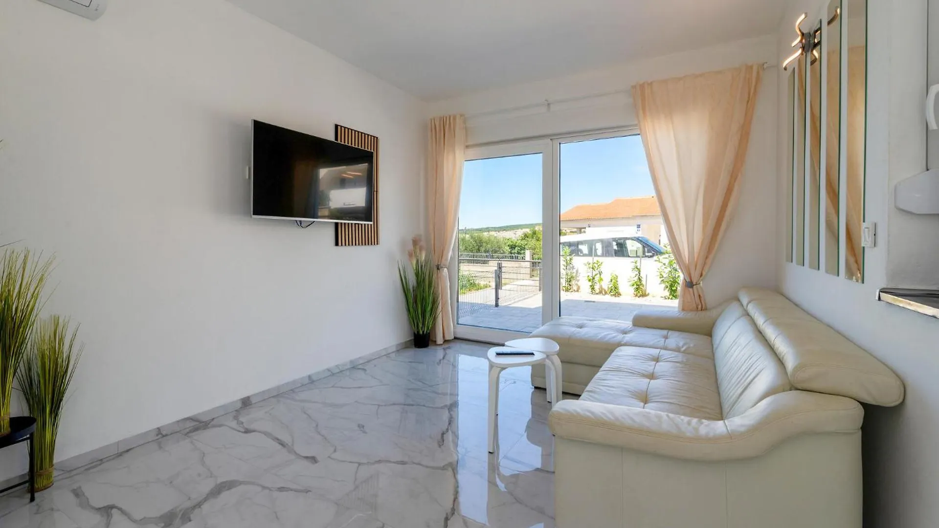 3 Bedroom Beautiful Home In Maslenica