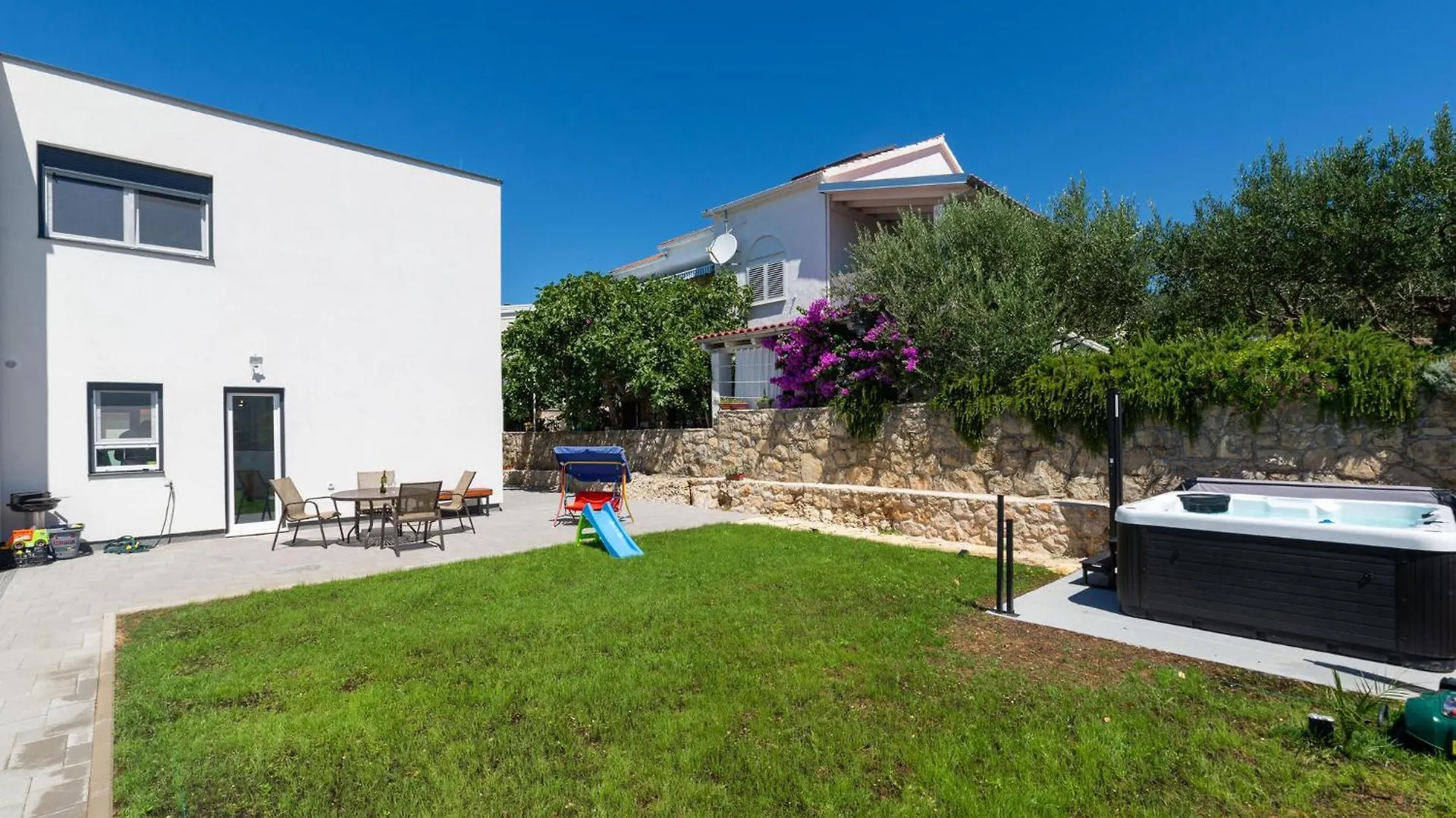 3 Bedroom Beautiful Home In Maslenica Holiday home