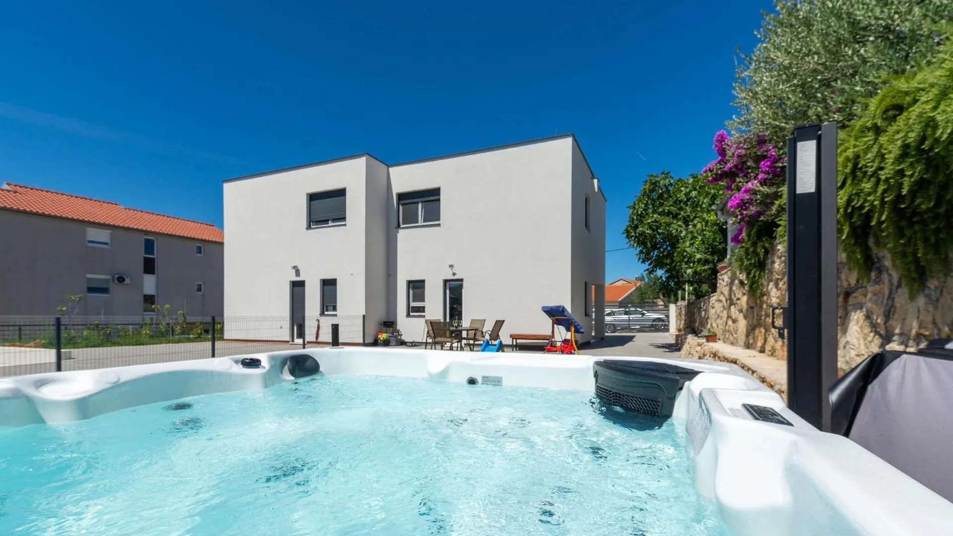 3 Bedroom Beautiful Home In Maslenica